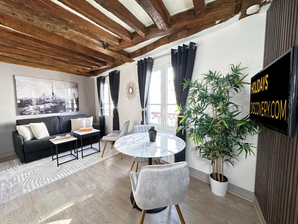 - un salon avec une table et un canapé dans l'établissement 841 - Panthéon chic in Paris Olympic Games 2024, à Paris