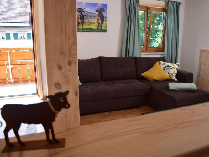 zabawka krowa w salonie z kanapą w obiekcie Holiday apartment at Gallus Denneberg w mieście Oberstaufen