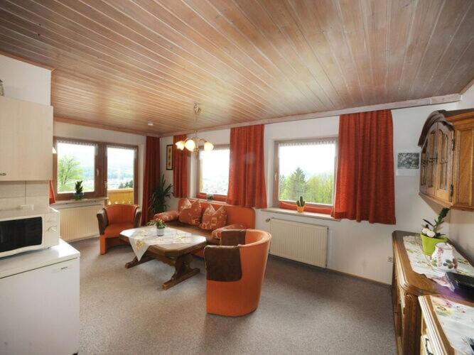 een woonkamer met een bank en een tafel bij Holiday apartment Sonnenfels I in Bodenmais