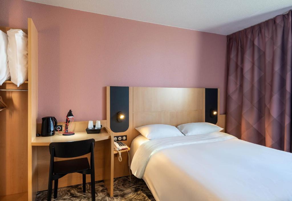 Postel nebo postele na pokoji v ubytování B&B HOTEL Calais Terminal Cité Europe 3 étoiles