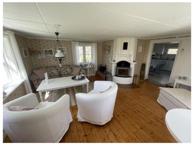 StockarydにあるHoliday home Hus Ruskenのリビングルーム(白い椅子、テーブル付)