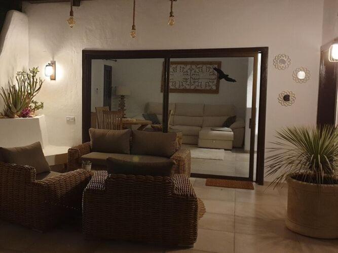 ein Wohnzimmer mit Korbstühlen und einem Sofa in der Unterkunft Bungalow Villa del Sol in Morro del Jable