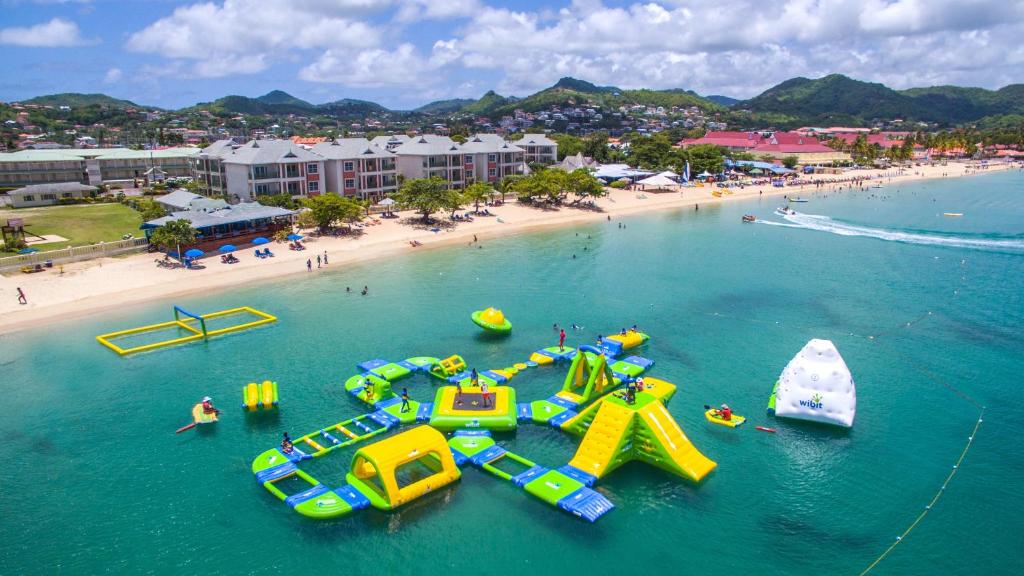 una vista aerea di una spiaggia con molti scivoli d'acqua di Bay Gardens Inn a Gros Islet