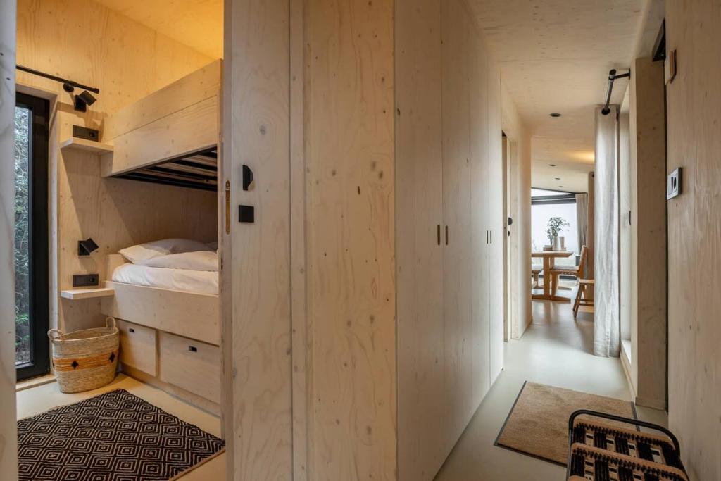Postel nebo postele na pokoji v ubytování Hello Zeeland - Tiny House Zeeuwse Liefde 12