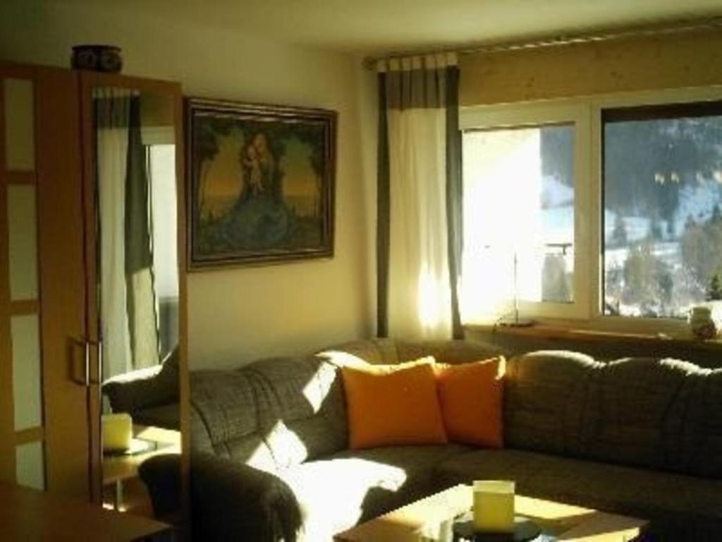 uma sala de estar com um sofá e uma janela em Studio Haus Falkenhorst Nr 41 mit Südbalkon in Oberstdorf-Tiefenbach em Oberstdorf