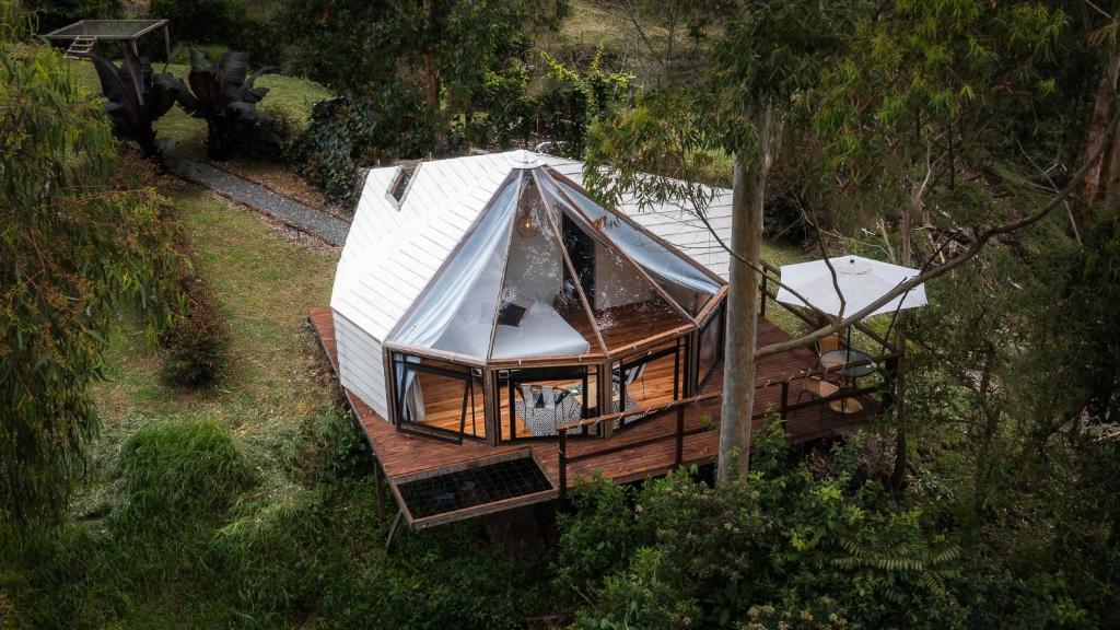 an overhead view of a tree house with a roof at Glamping Lumbre in Salento