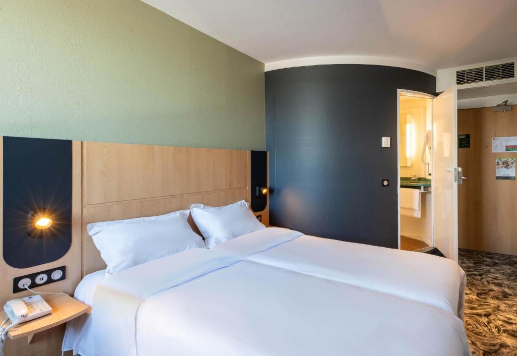 Postel nebo postele na pokoji v ubytování B&B HOTEL Calais Terminal Cité Europe 3 étoiles
