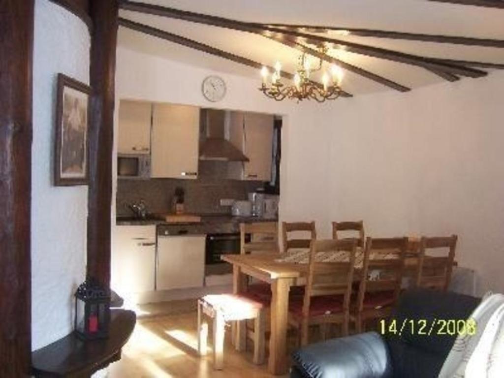 - une cuisine et une salle à manger avec une table et des chaises dans l'établissement Wohnung Haus Sport Alpin Nr 10 mit Terrasse in Oberstdorf-Tiefenbach, à Oberstdorf