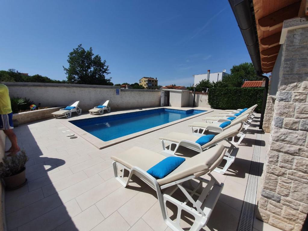 Bazén v ubytování Holiday Home Nikol nebo v jeho okolí