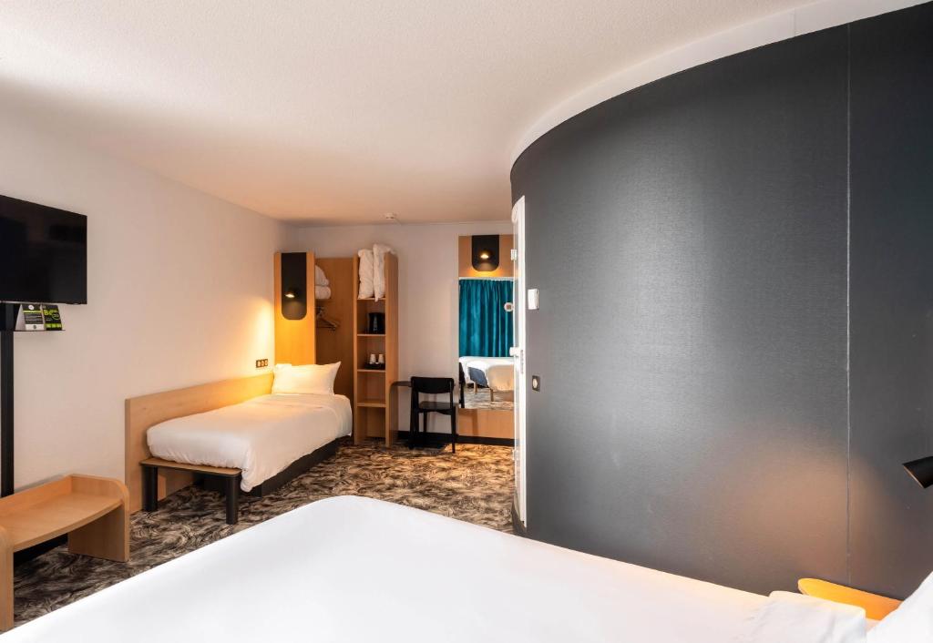 Postel nebo postele na pokoji v ubytování B&B HOTEL Calais Terminal Cité Europe 3 étoiles