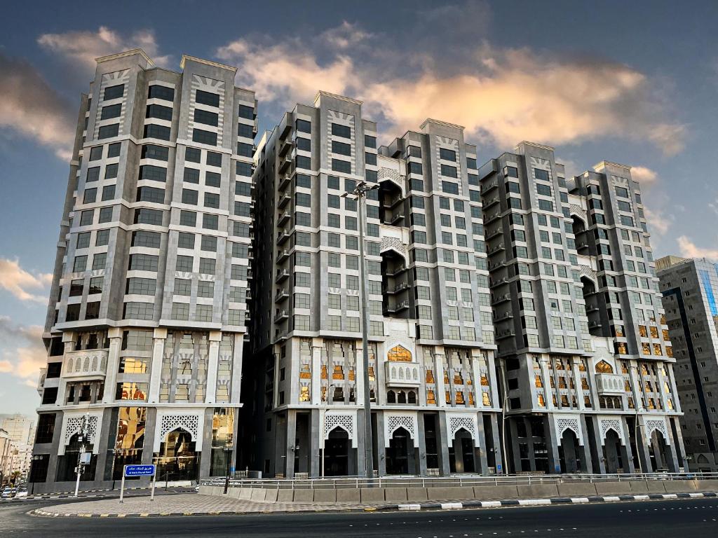 a large white building with a lot of windows at فنادق رزون المسك1 مكة in Al ‘Azīzīyah