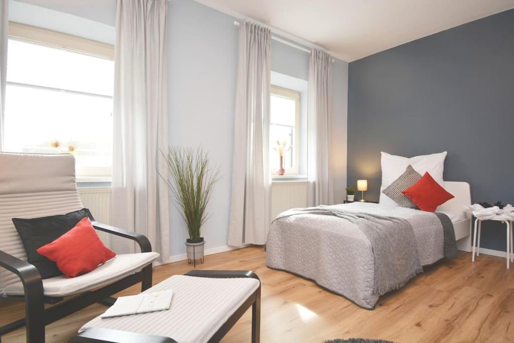 1 dormitorio con 1 cama, 1 sofá y 1 silla en GUN04-FW Apartment in Windsbach, en Windsbach