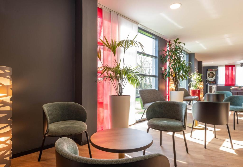 Posezení v ubytování B&B HOTEL Calais Terminal Cité Europe 3 étoiles