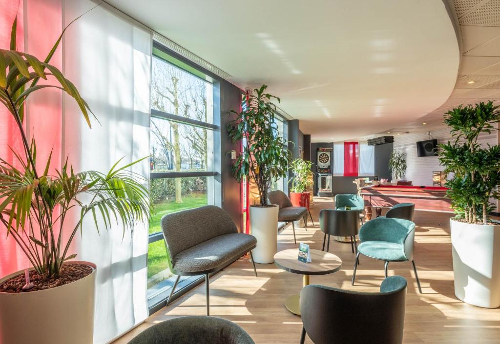 Posezení v ubytování B&B HOTEL Calais Terminal Cité Europe 3 étoiles