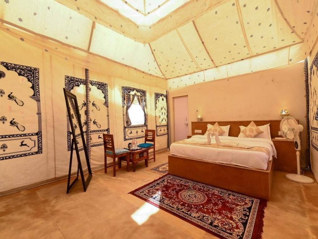 Rúm í herbergi á Royal Luxury Camp Jaisalmer