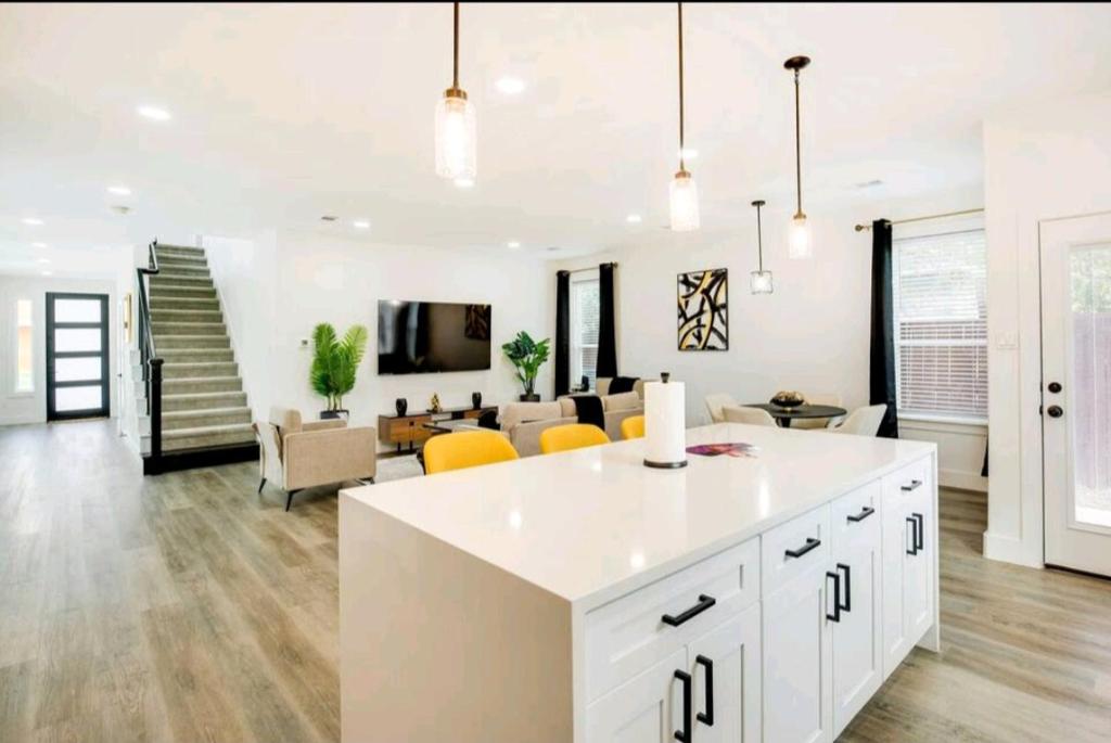 cocina y sala de estar con mesa y sillas en Luxurious 3+1 Villa in Dallas en Dallas