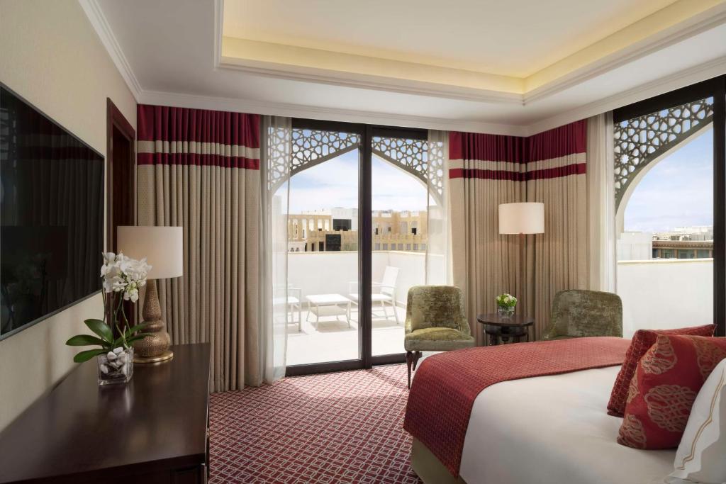 Postel nebo postele na pokoji v ubytování Al Najada Doha Hotel by Tivoli