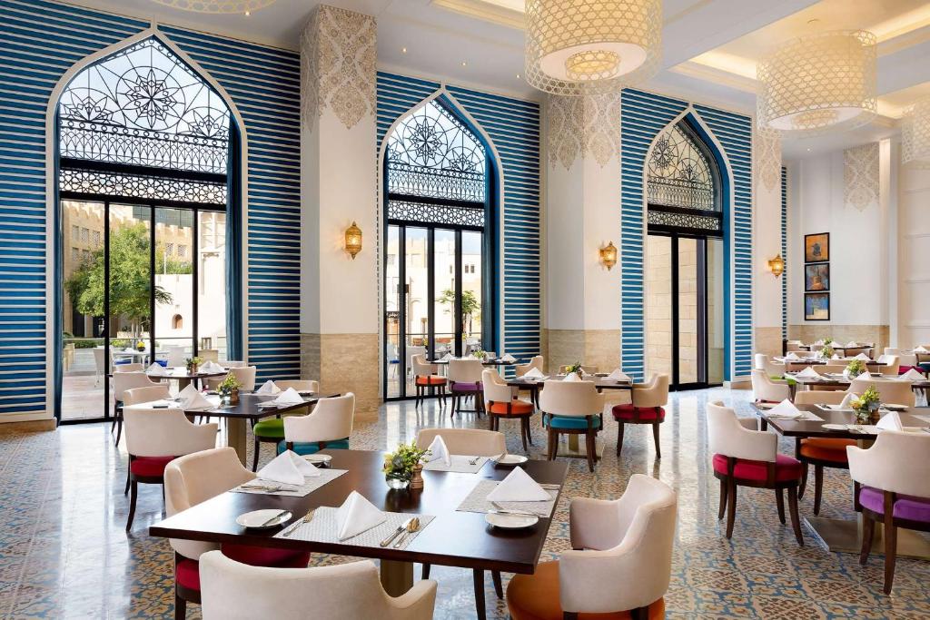 Restaurace v ubytování Al Najada Doha Hotel by Tivoli