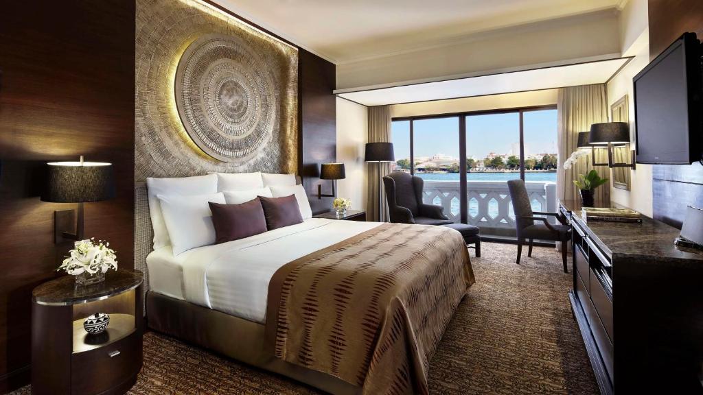 Postel nebo postele na pokoji v ubytování Anantara Riverside Bangkok Resort