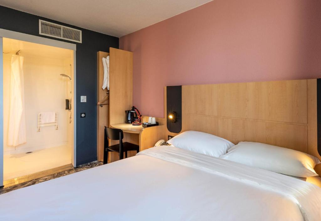 Postel nebo postele na pokoji v ubytování B&B HOTEL Calais Terminal Cité Europe 3 étoiles