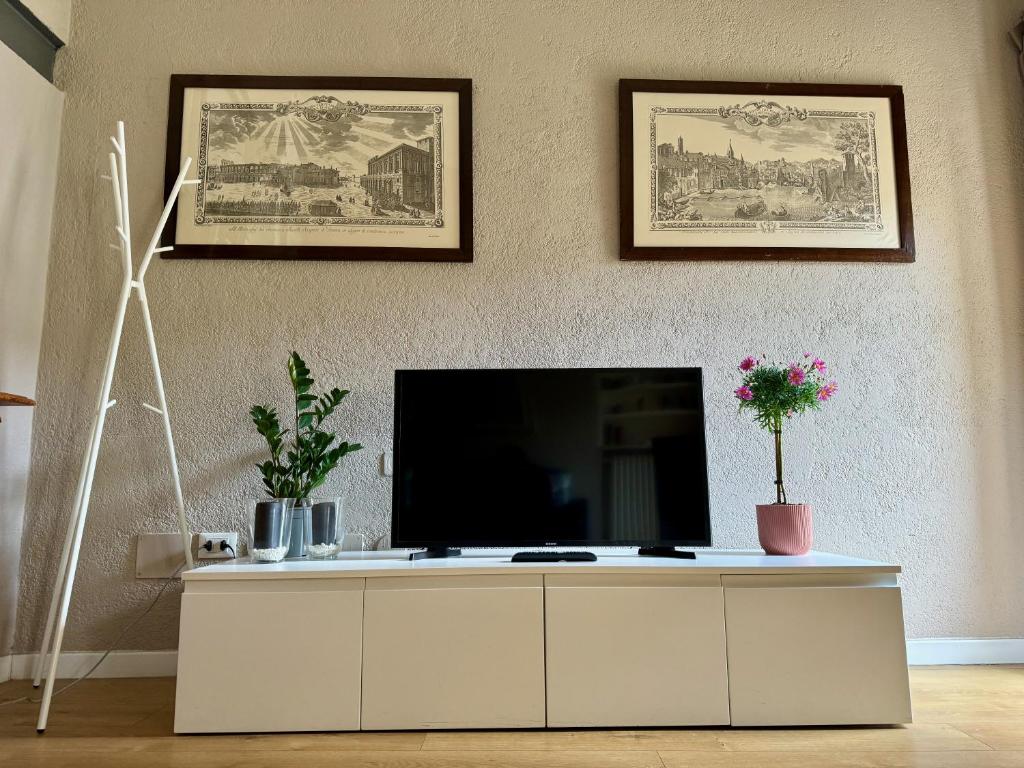 Televízia a/alebo spoločenská miestnosť v ubytovaní Domus Suites Verona