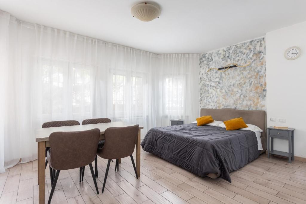 una camera con letto, tavolo e sedie di Appartamento a Cagliari