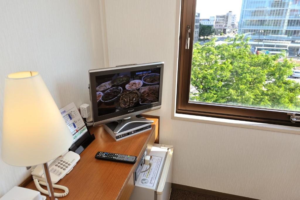 TV a/nebo společenská místnost v ubytování Hotel Keifuku Fukui Ekimae