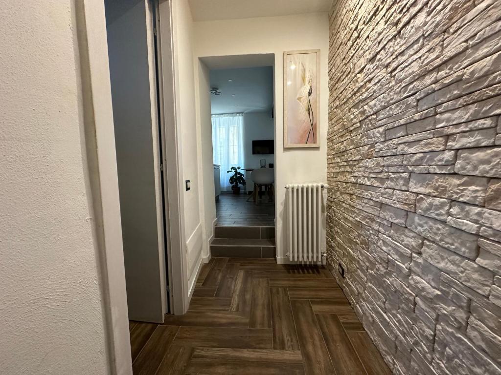 un corridoio di una casa con un muro di mattoni di Residenza Castellazzo a Ivrea