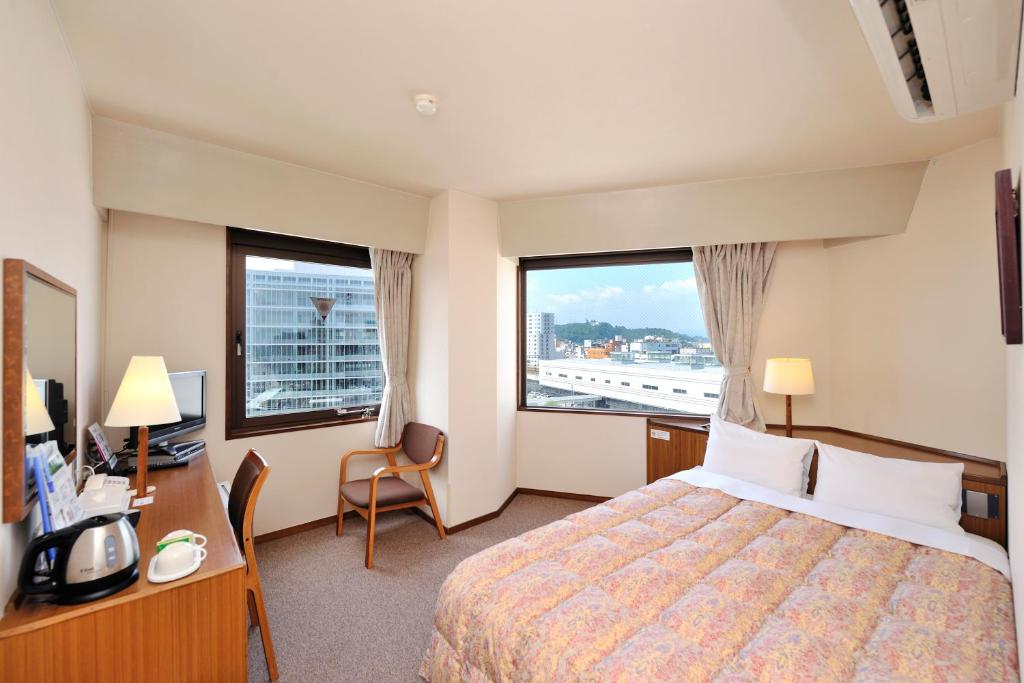 Postel nebo postele na pokoji v ubytování Hotel Keifuku Fukui Ekimae