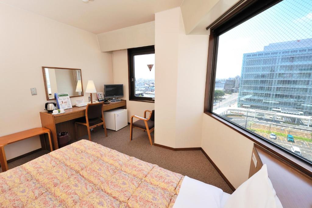 Postel nebo postele na pokoji v ubytování Hotel Keifuku Fukui Ekimae