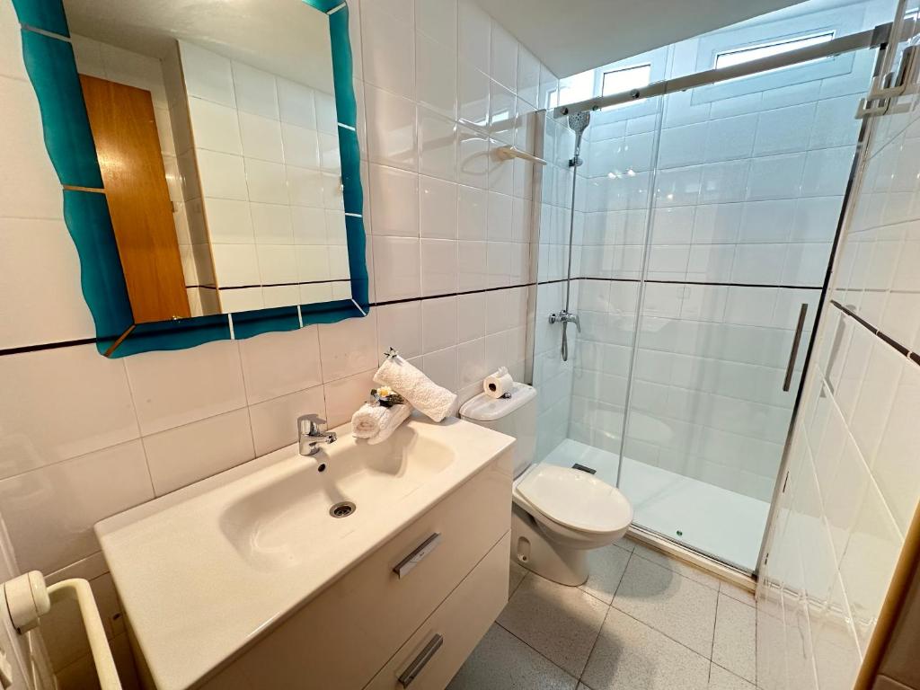 A bathroom at Agi Residencial Almadraba