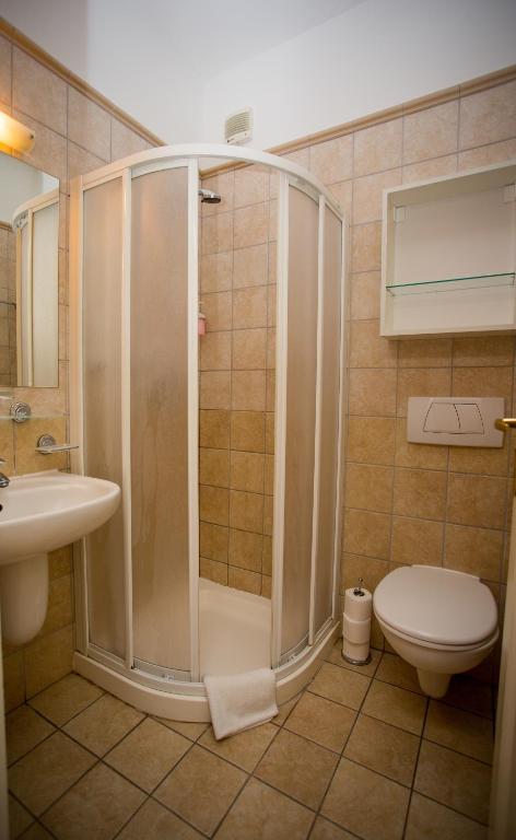 Koupelna v ubytování Főnix Hotel