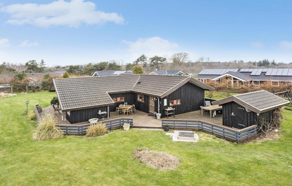 una vista aérea de una casa con patio en Stunning Home In Humble With Sauna, en Humble