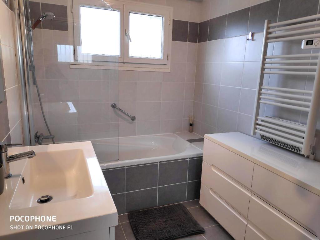 Un baño de Appartement de 2 chambres avec jardin clos et wifi a Medis a 4 km de la plage