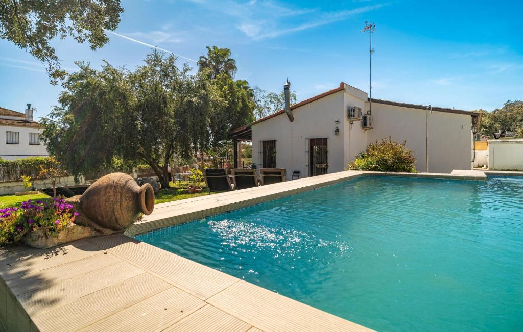 Πισίνα στο ή κοντά στο 4 Bedroom Stunning Home In Guillena