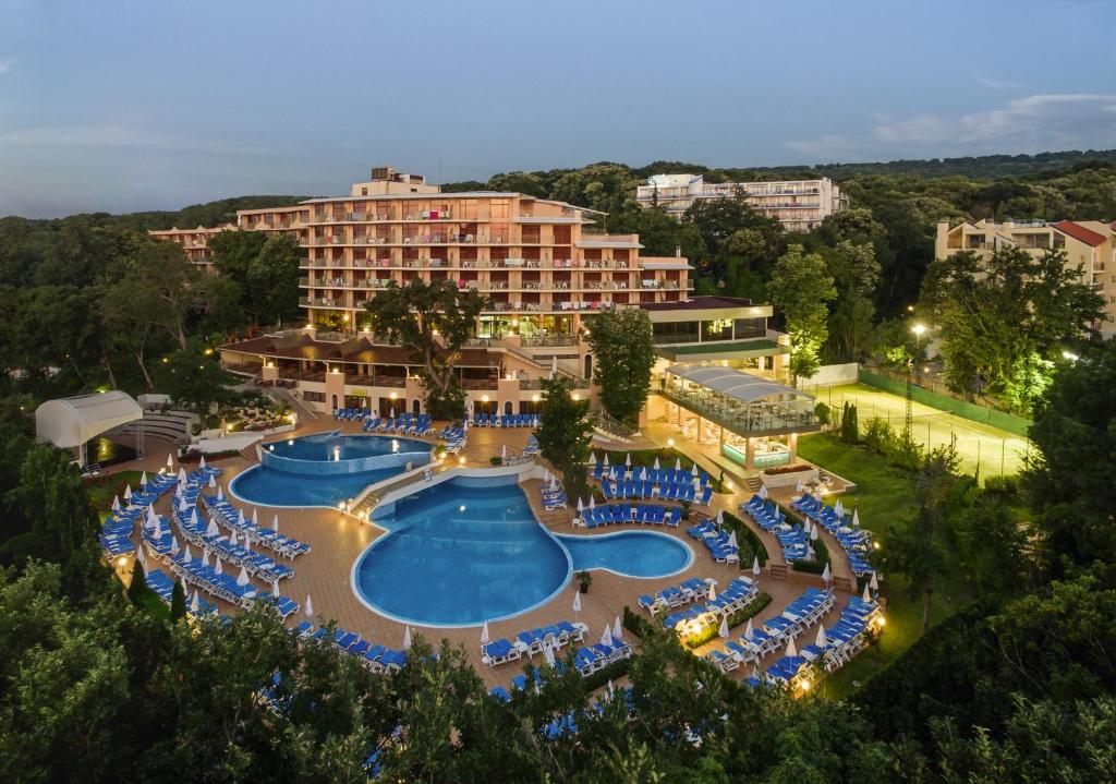 Bazén v ubytování Kristal Hotel - All inclusive - Fully renovated rooms 2025 nebo v jeho okolí