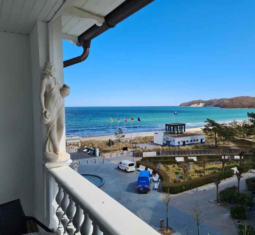 uitzicht op het strand vanaf het balkon van een hotel bij Hotel Esplanade & Aparthotel Rialto in Binz