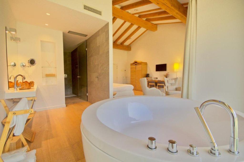 Un baño con bañera blanca en una habitación. en Arantza Hotela- Adults Only, en Arantza