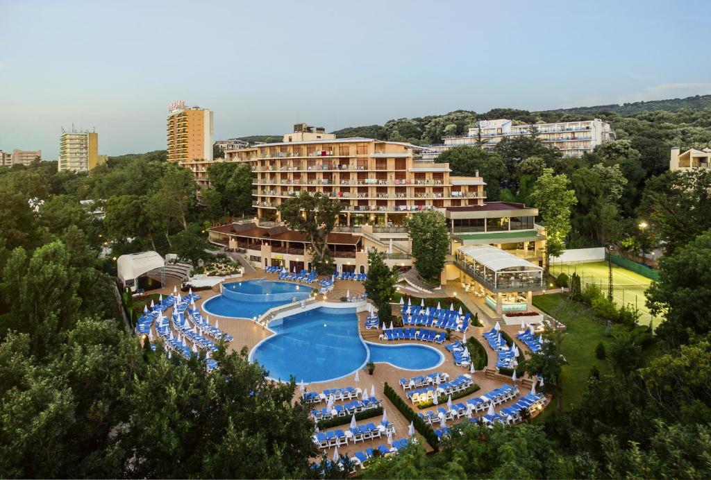  Elle offre une vue aérienne sur un hôtel doté d'une piscine. dans l'établissement Kristal Hotel - All inclusive, aux Sables d'or