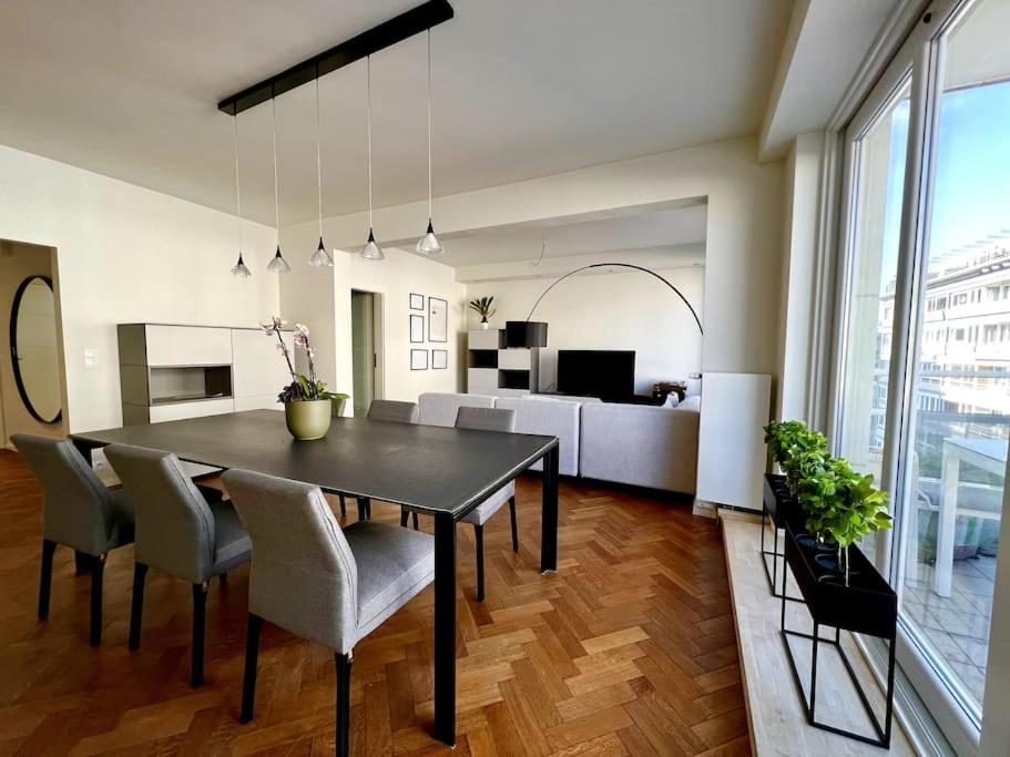 una sala da pranzo con tavolo e sedie e un soggiorno di L'escapade Cathédrale - Plein centre avec balcon a Liegi