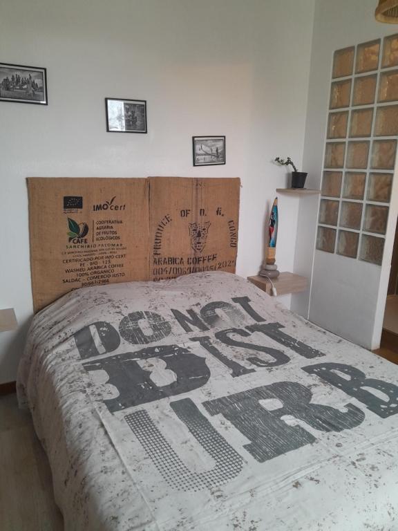 Postel nebo postele na pokoji v ubytování petite chambre vue piton des neiges Les Capucines du volcan