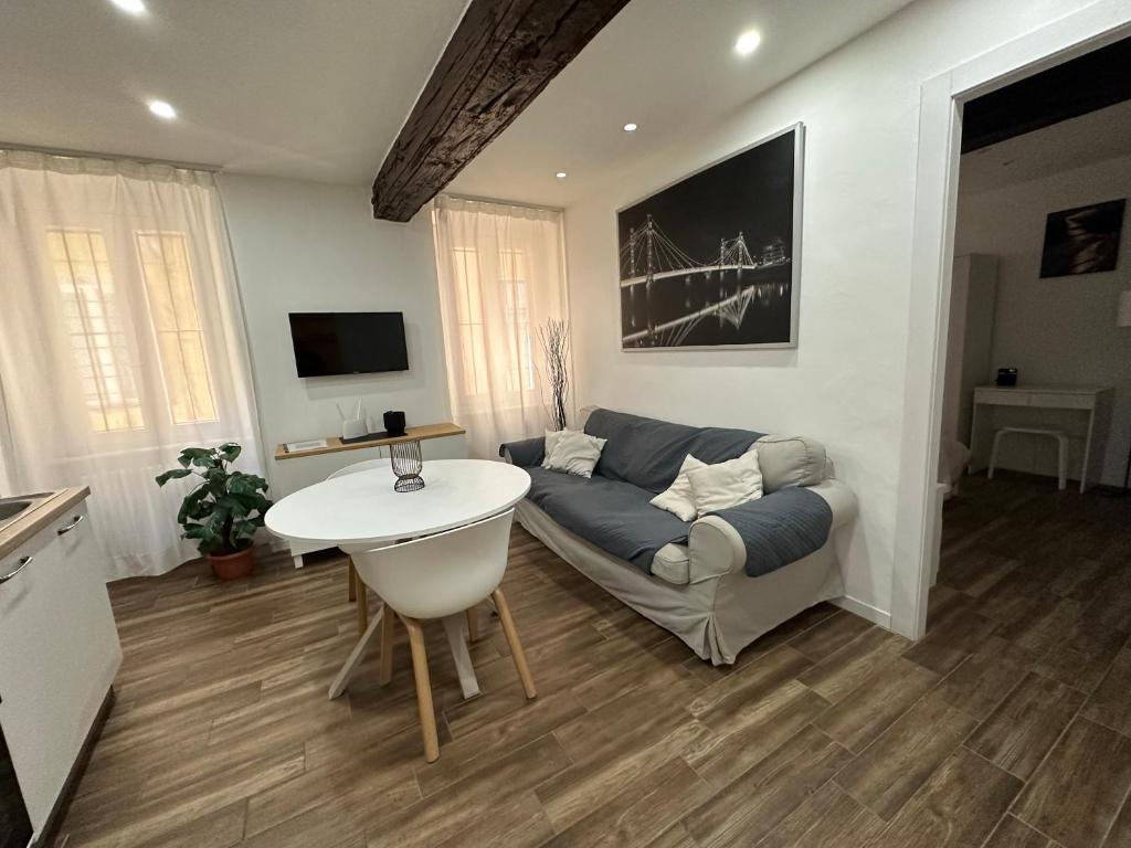 salon z kanapą i stołem w obiekcie Residenza Castellazzo w mieście Ivrea