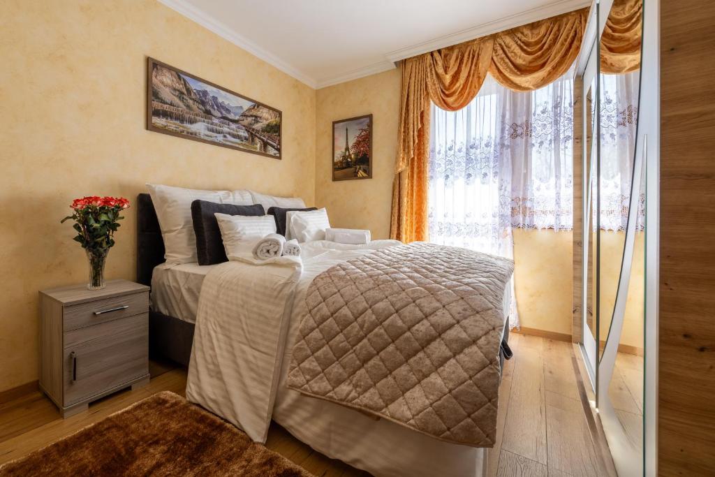 Postel nebo postele na pokoji v ubytování Vörös Álom Panzió