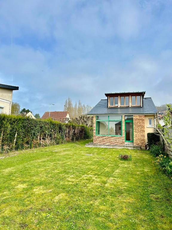 une maison avec une pelouse devant dans l'établissement Voyage à Blonville, à Blonville-sur-Mer