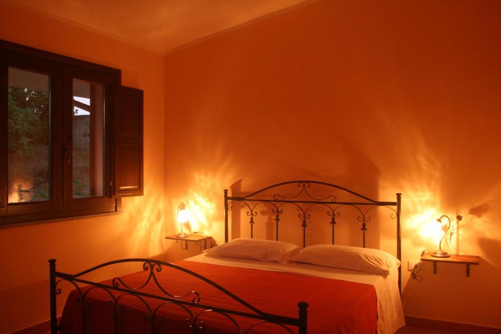 sypialnia z łóżkiem z dwoma światłami w obiekcie B&B del Castagneto w mieście San Marco Argentano