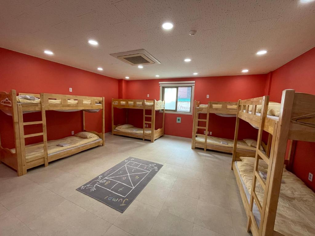 Postel nebo postele na pokoji v ubytování Jeju Airport Hostel Yesjun