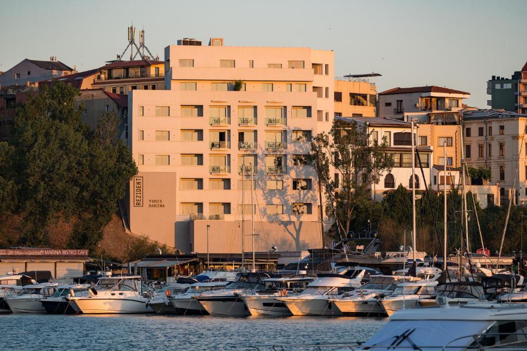 康斯坦察的住宿－Rezident Tomis Marina，一群船停靠在港口,有建筑物