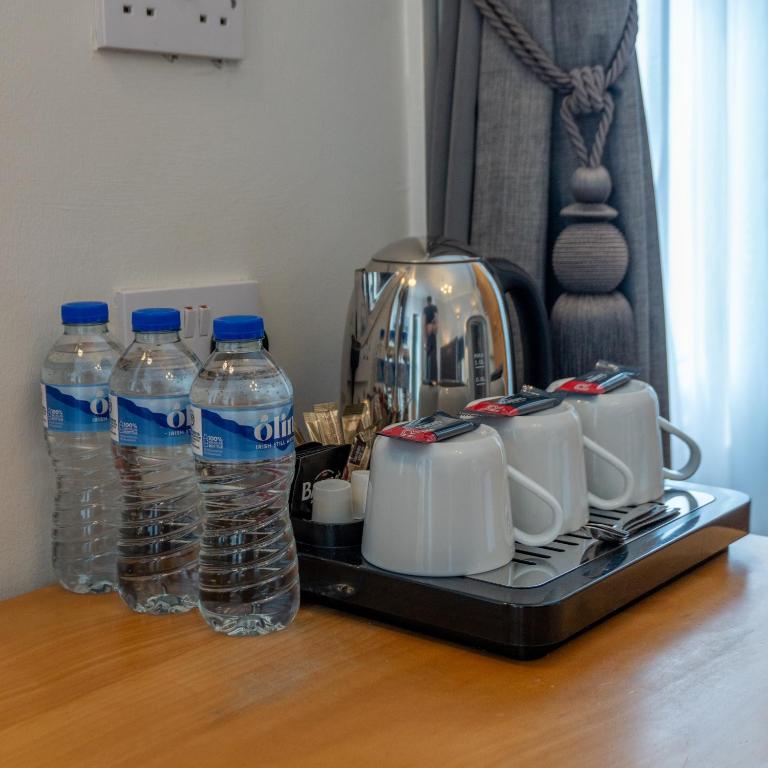 Příslušenství pro přípravu čaje a kávy v ubytování Eccles Townhouse