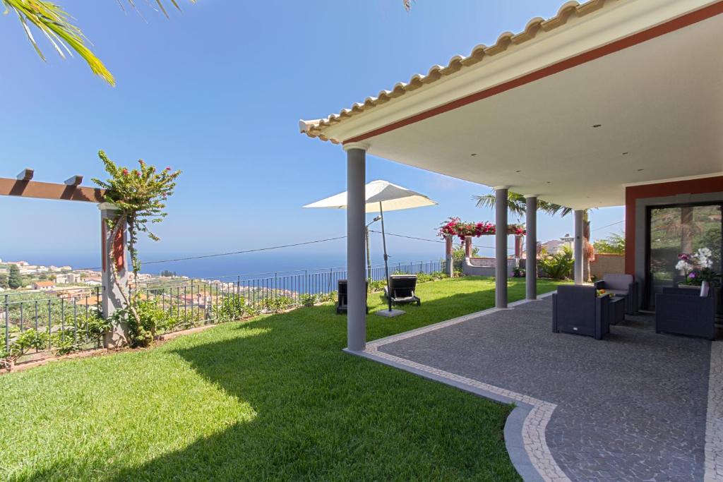 un patio con vistas al océano en Casa do Piquinho, en Ponta do Sol