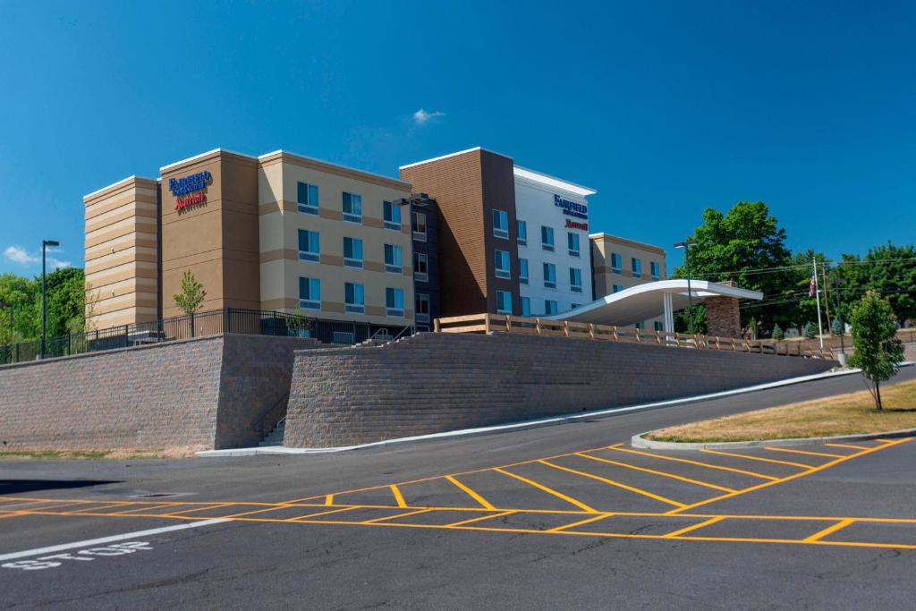 een lege parkeerplaats voor een gebouw bij Fairfield Inn & Suites by Marriott Geneva Finger Lakes in Geneva